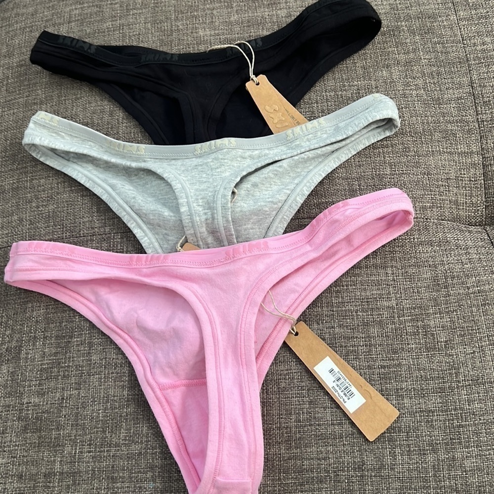 Skims Soft Cotton Thongs - Picture 2 of 8